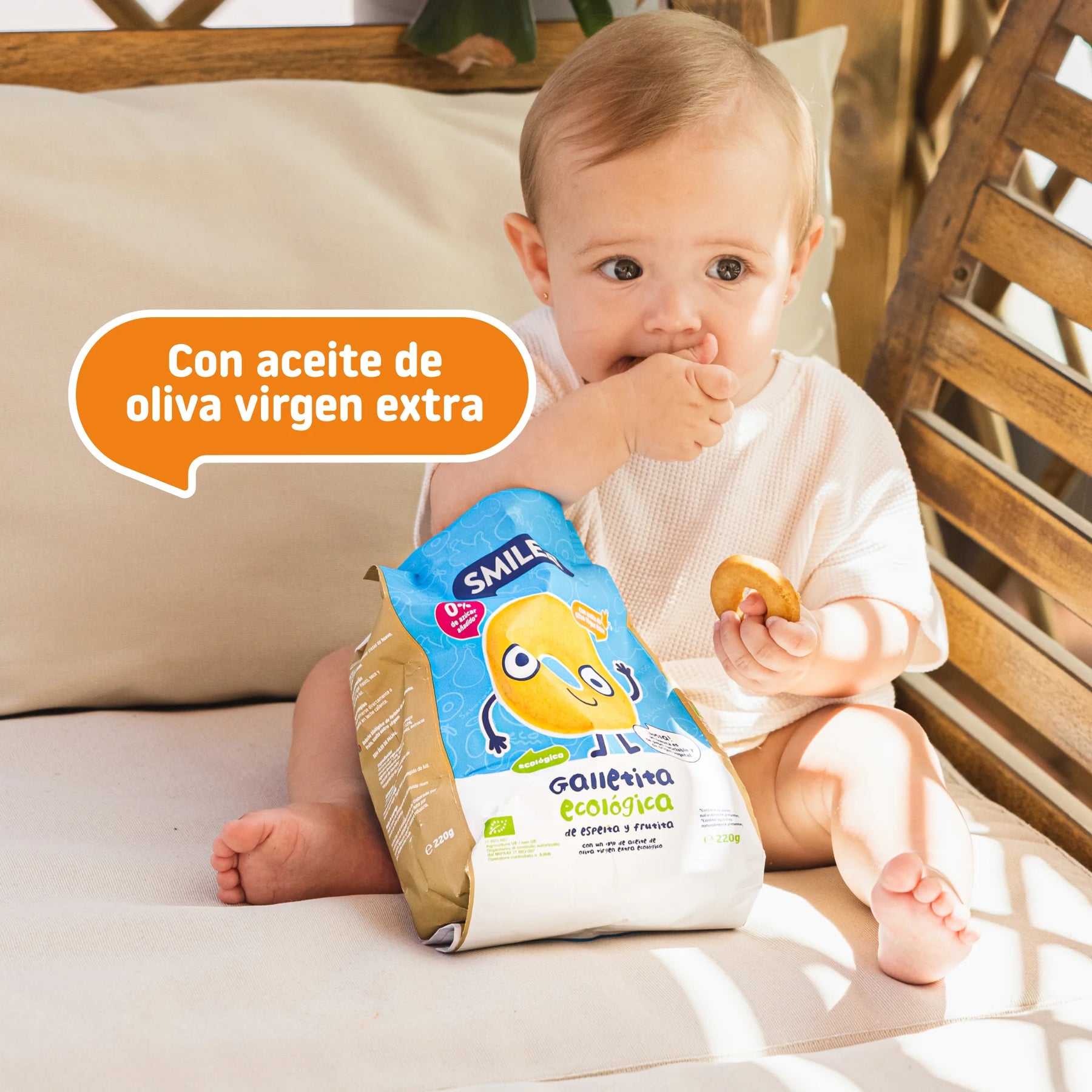 bebe comiendo galletas de espelta y fruta