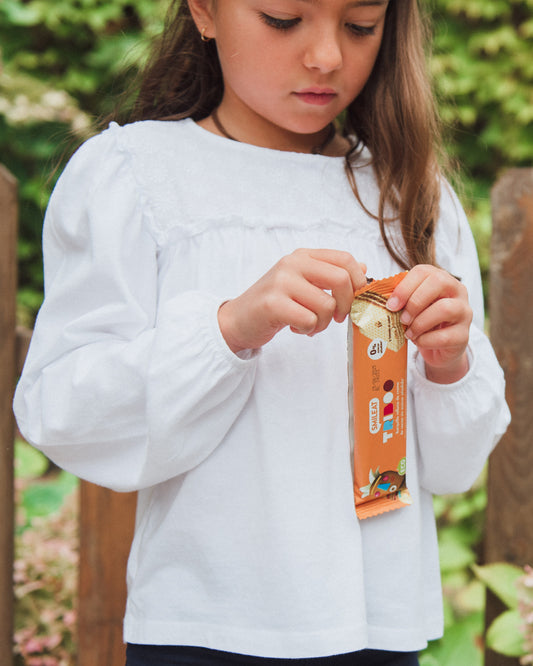 Niña con su barquillo relleno de crema de cacao sin azúcar añadido
