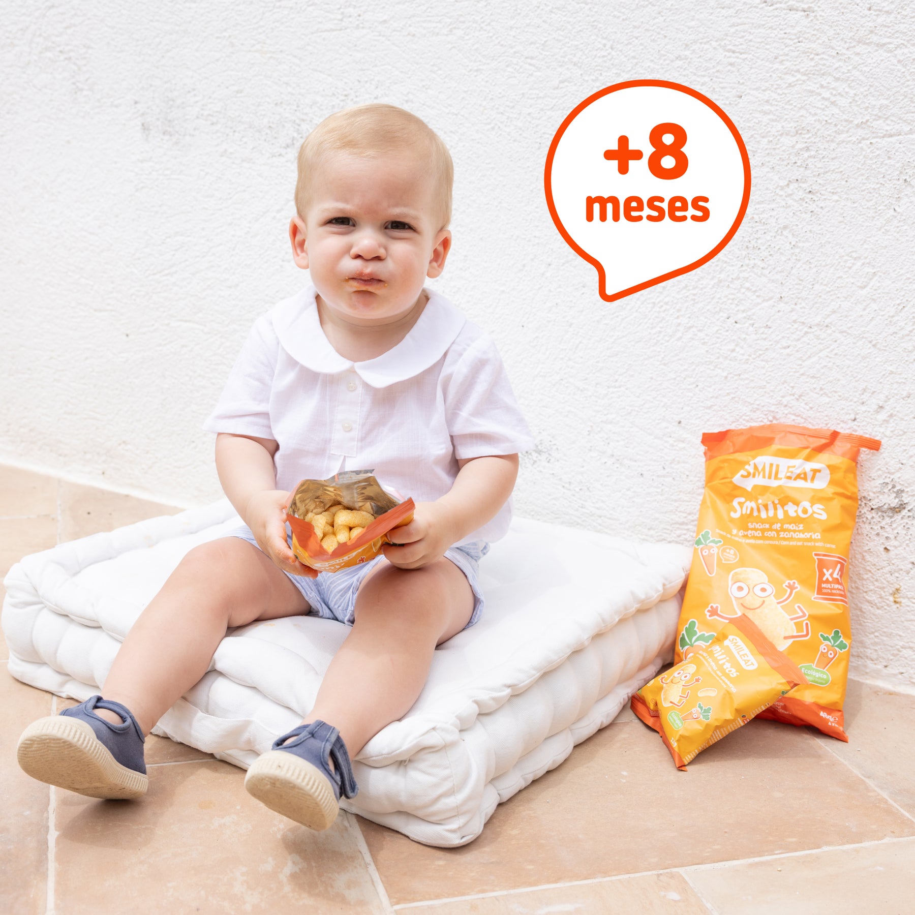 Niño comiendo snack de maíz para peques de 8 meses
