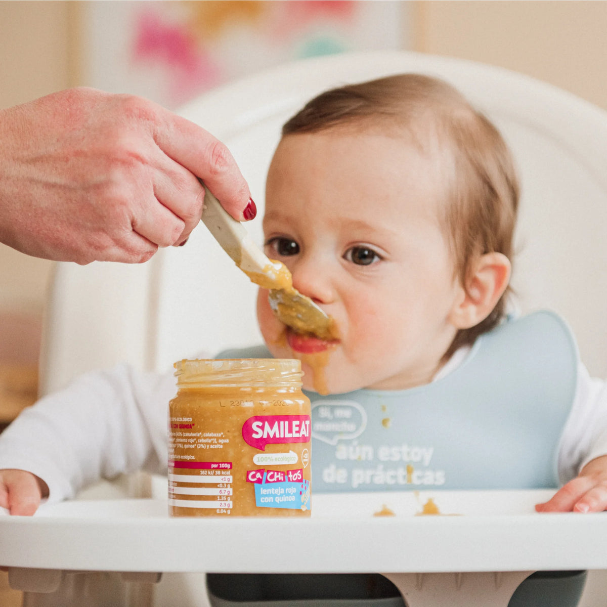 bebe comiendo tarrito de lentejas con quinoa
