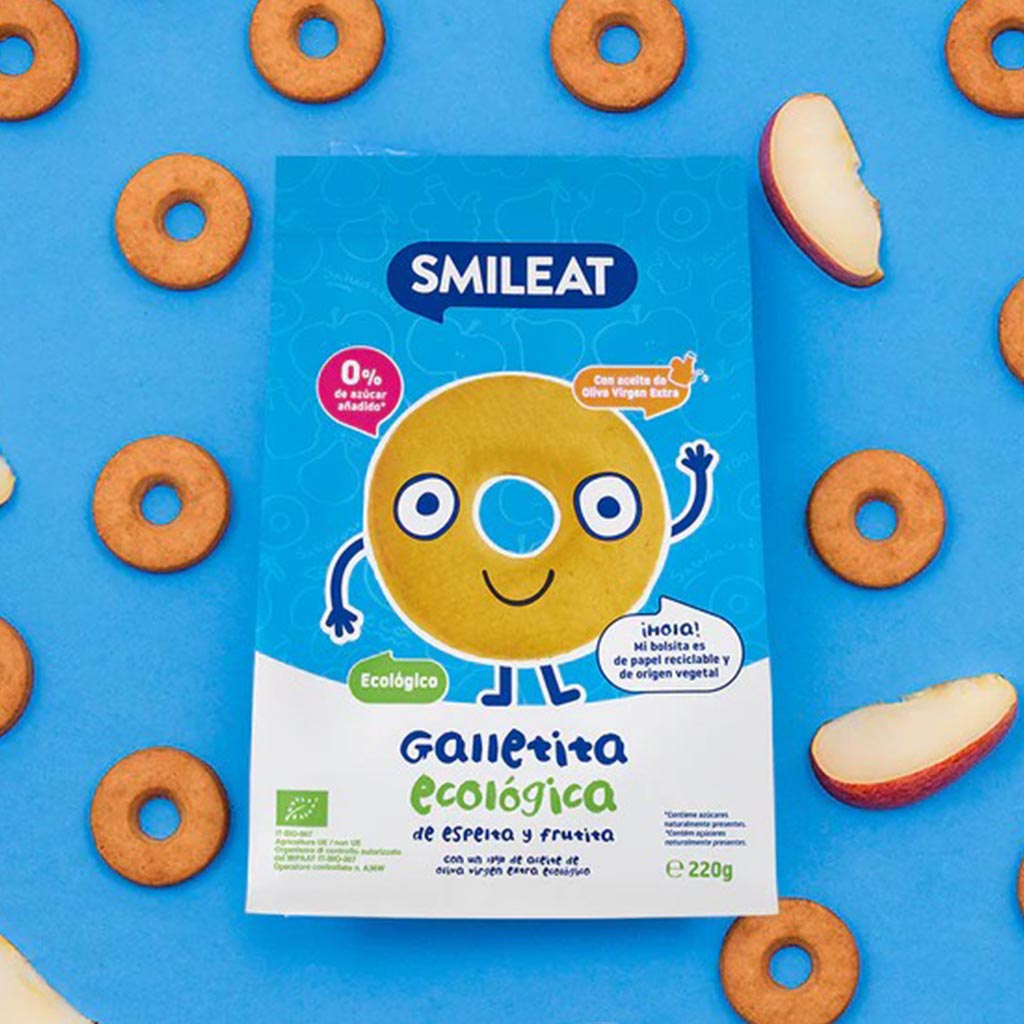 galletas de espelta y fruta con fondo azul