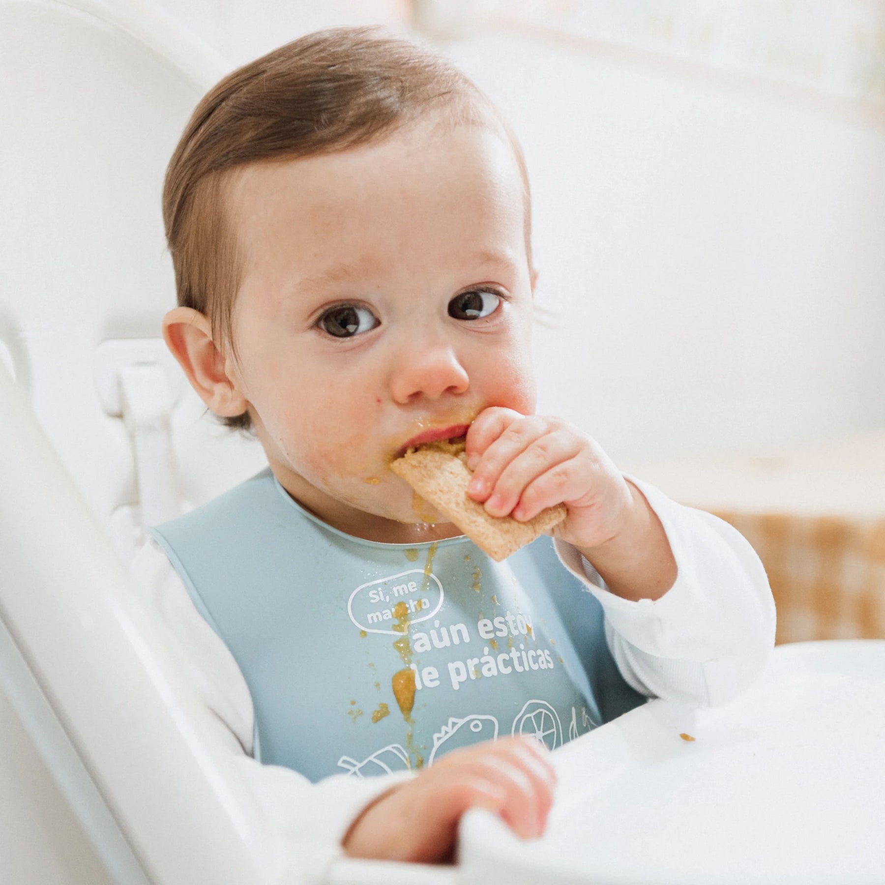 bebe comiendo panecitos multicereales de smileat