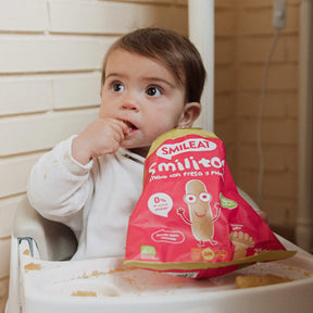 bebe comiendo smilitos de fresa y platano