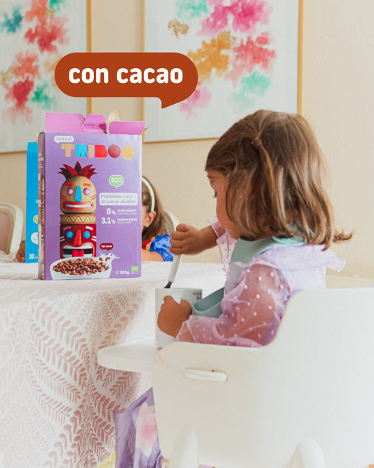 Niña comiento cereales con cacao ecológicos