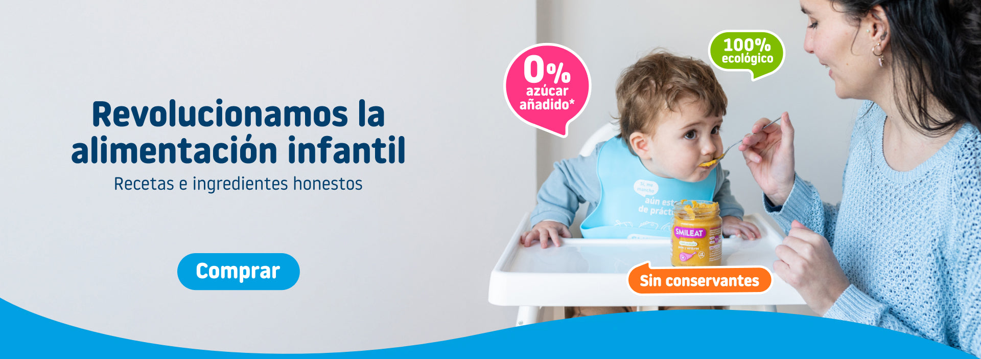 Imagen de madre alimentando al niño con tarrito ecológico sin azúcar añadido