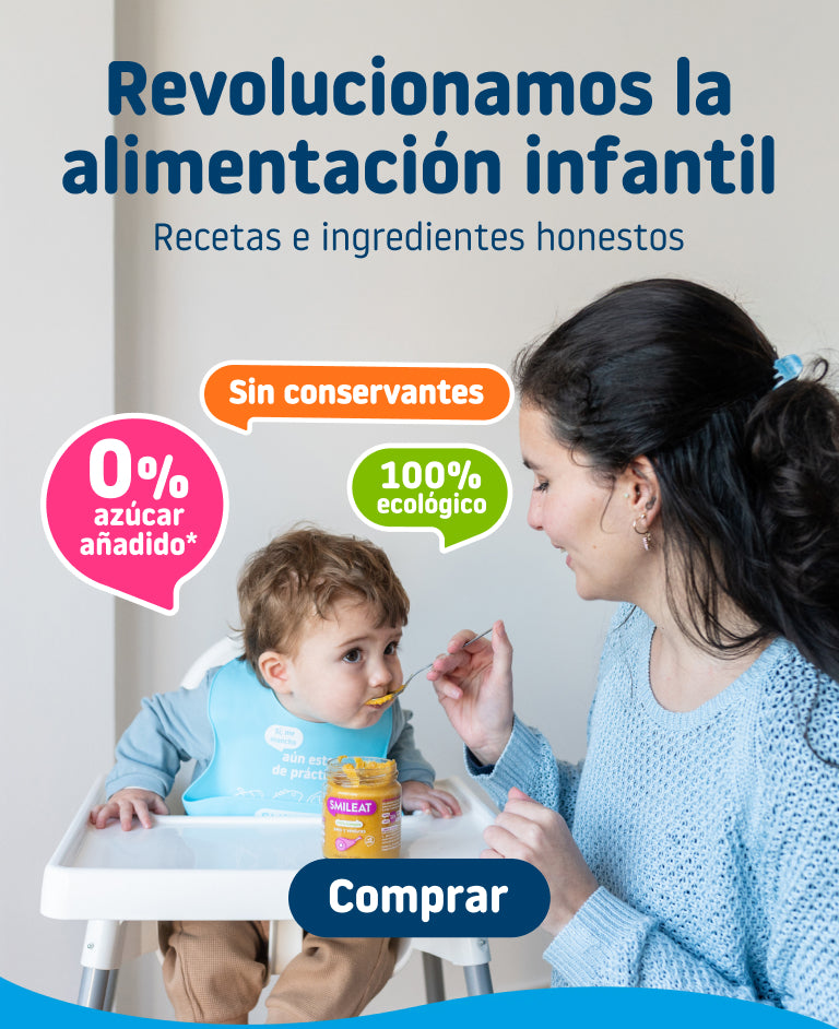 Madre con niño comiendo un tarrito ecológico sin conservantes