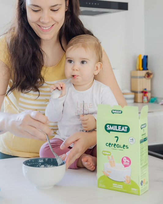 Bebe de +6 meses comiendo papilla 7 cereales de SMILEAT