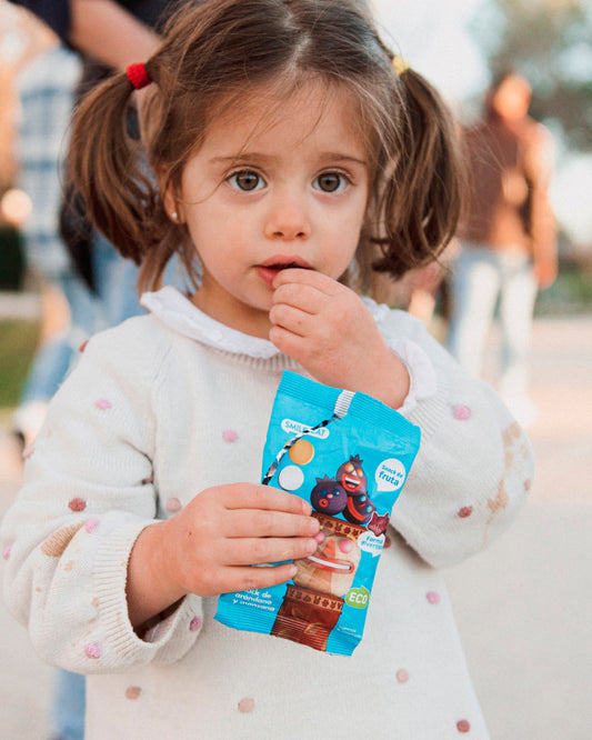 Niña comiendo snack de frutas de manzana y arándanos sin azúcar añadido