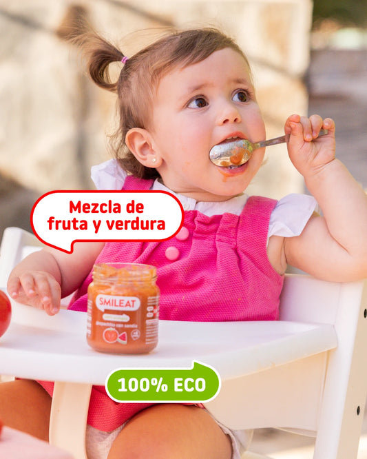 Niña comiendo tarrito de frutas y verduras sin sal ni azúcar añadido
