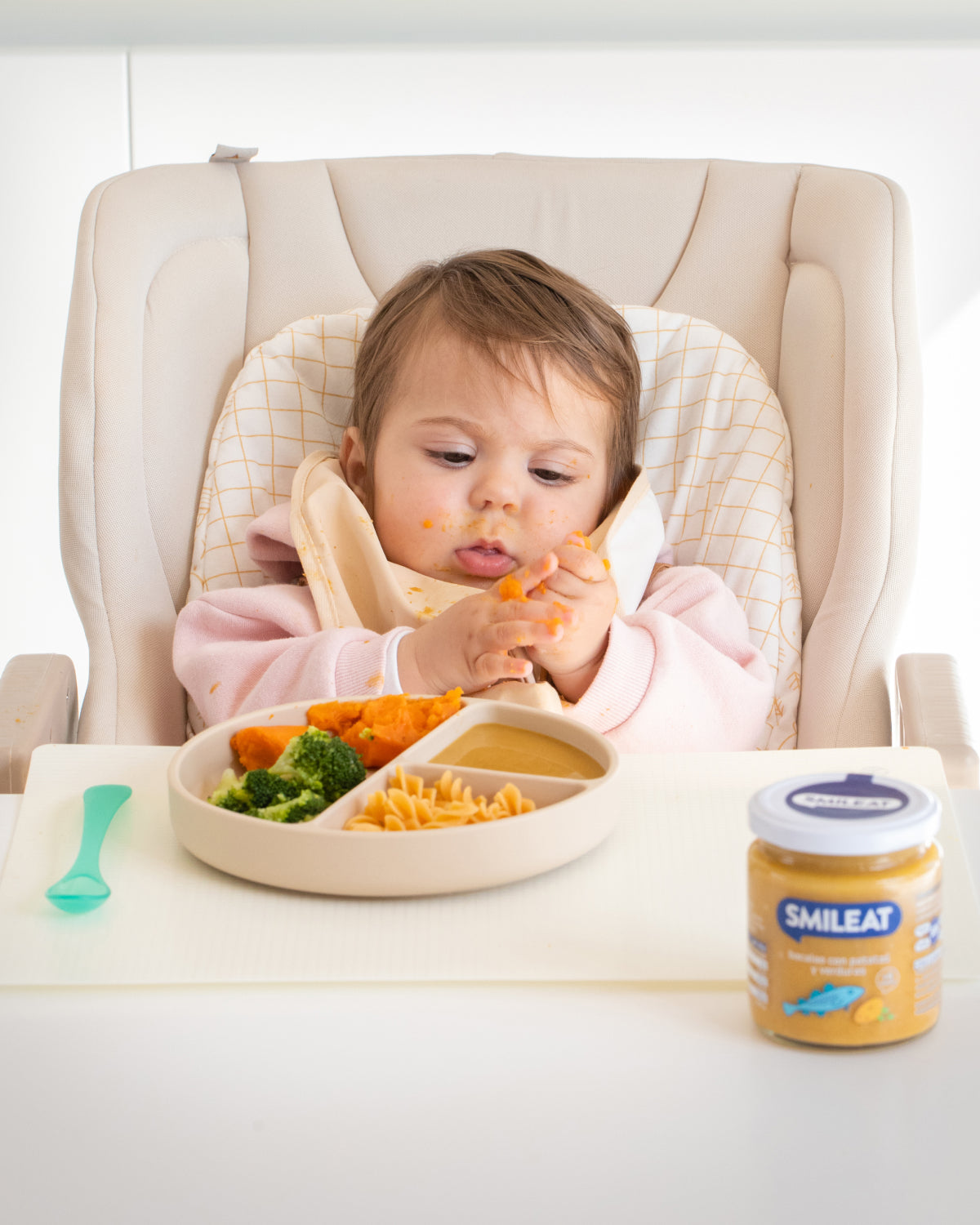 Bebé disfrutando tarrito Smileat de bacalao con verduras, opción ecológica para comidas de bebé en casa o fuera