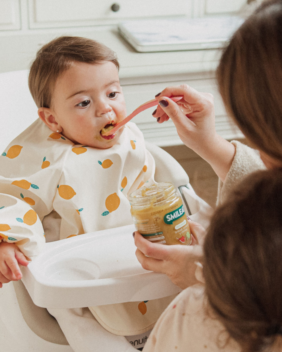 Bebé comiendo tarrito ecológico Smileat de brócoli, cordero y chirivía, comida infantil para alimentación complementaria desde 6 meses