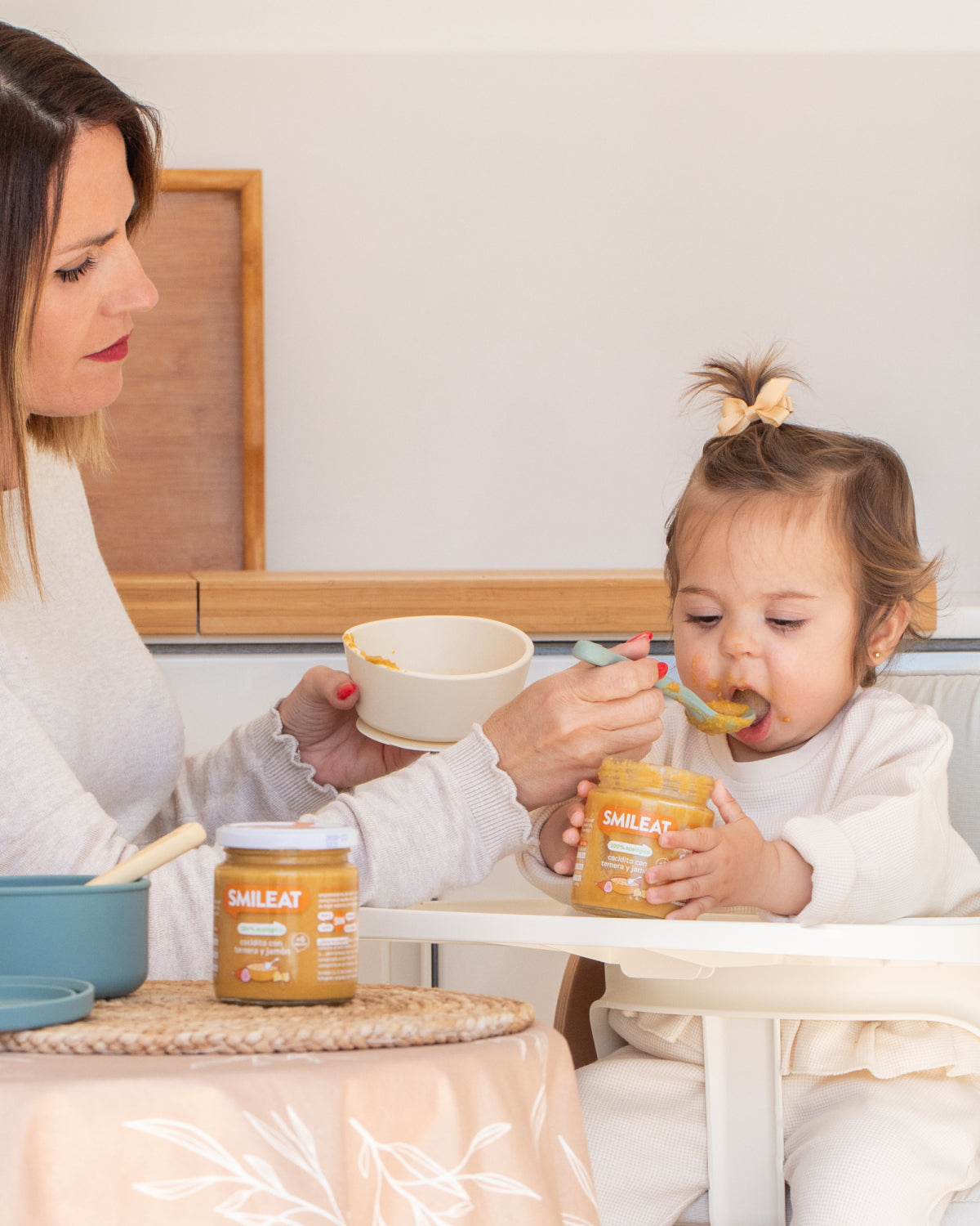 Bebé disfrutando tarrito Smileat de cocidito con ternera y jamón, opción ecológica para comidas de bebé en casa o fuera