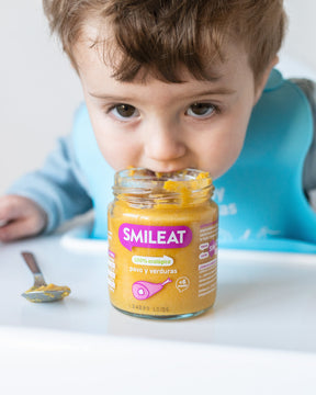 Bebé disfrutando tarrito Smileat de pavo con verduras, opción ecológica para comidas de bebé en casa o fuera