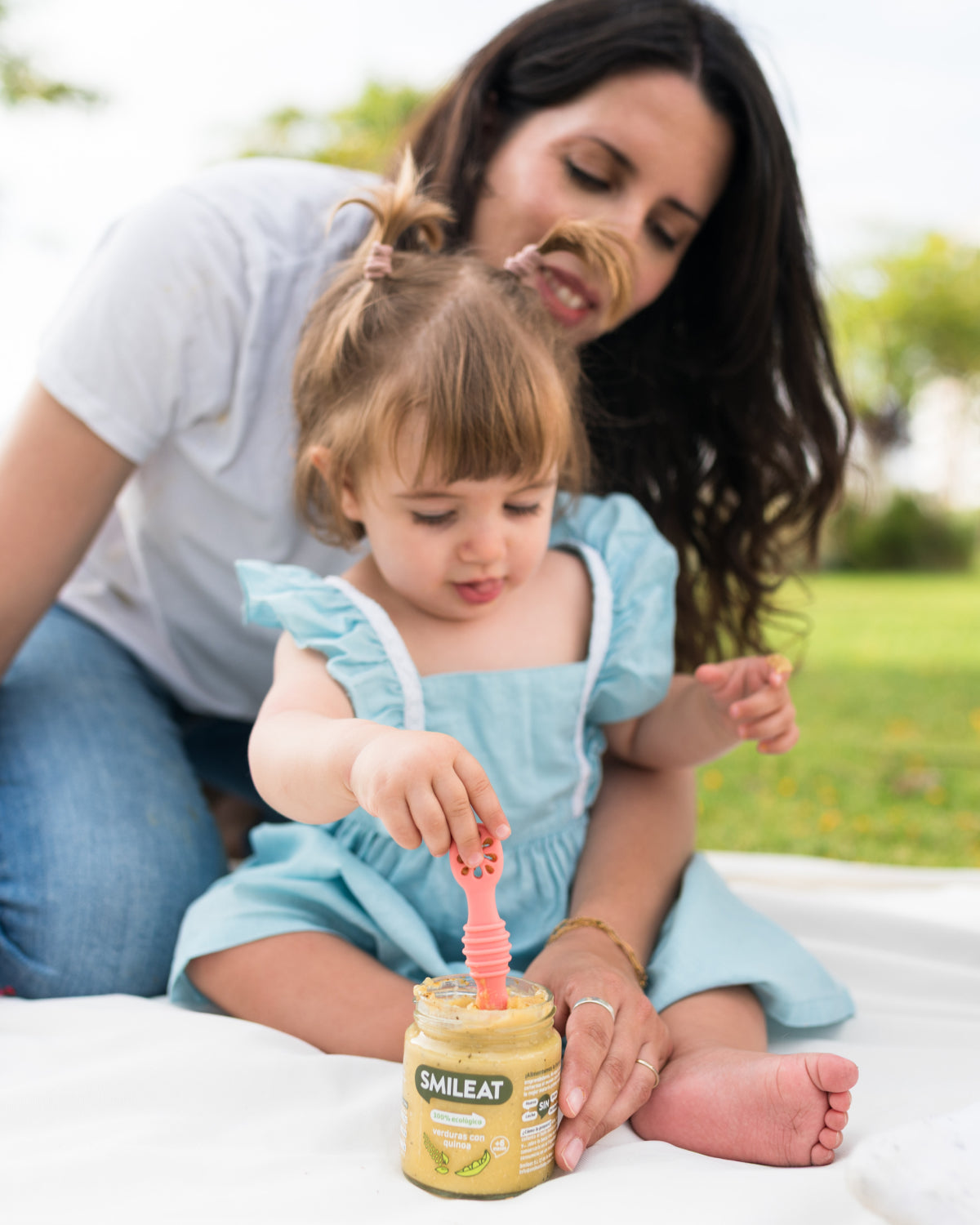 Bebé comiendo tarrito ecológico Smileat de verduras con quinoa, comida infantil para alimentación complementaria desde 6 meses