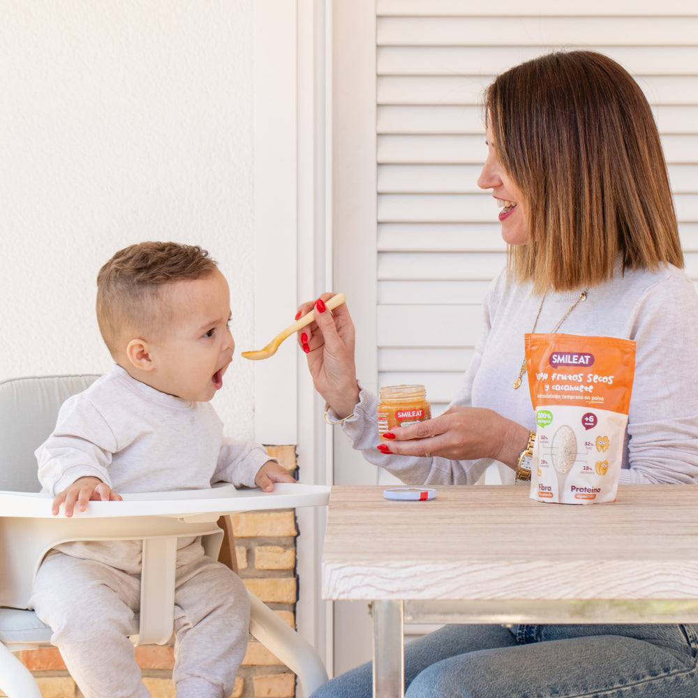 Niño comiendo tarritos ecológicos y frutos secos