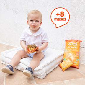 Niño comiendo snack de maíz para peques de 8 meses