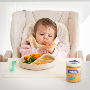 Niño comiendo tarrito ecológico de verduras y pescado
