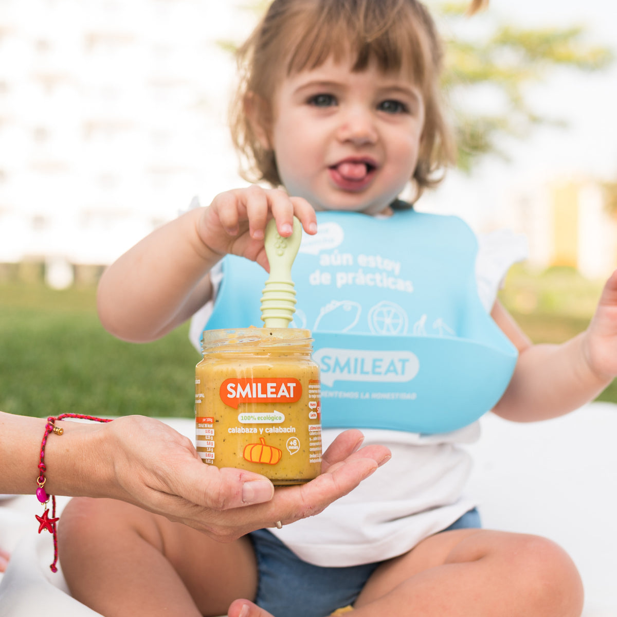 Niña con tarrito de calabaza y calabacín