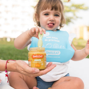 Niña con tarrito de calabaza y calabacín