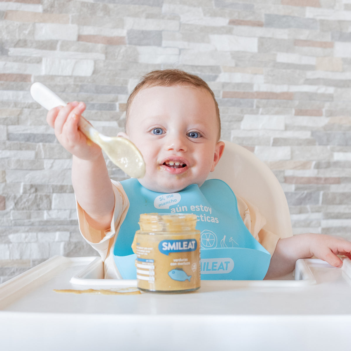 Niño comiendo tarrito ecológico merluza con verduras