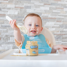 Niño comiendo tarrito ecológico merluza con verduras