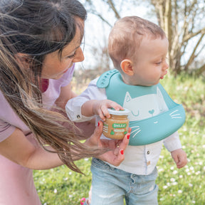 Niño y madre con tarrito ecológico de frutas