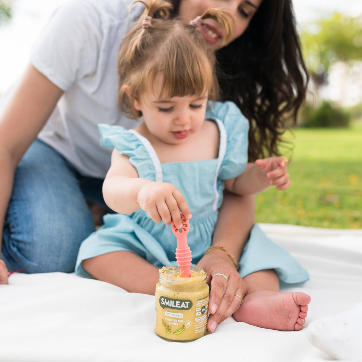 Niña con tarrito de comida ecológico de verduras