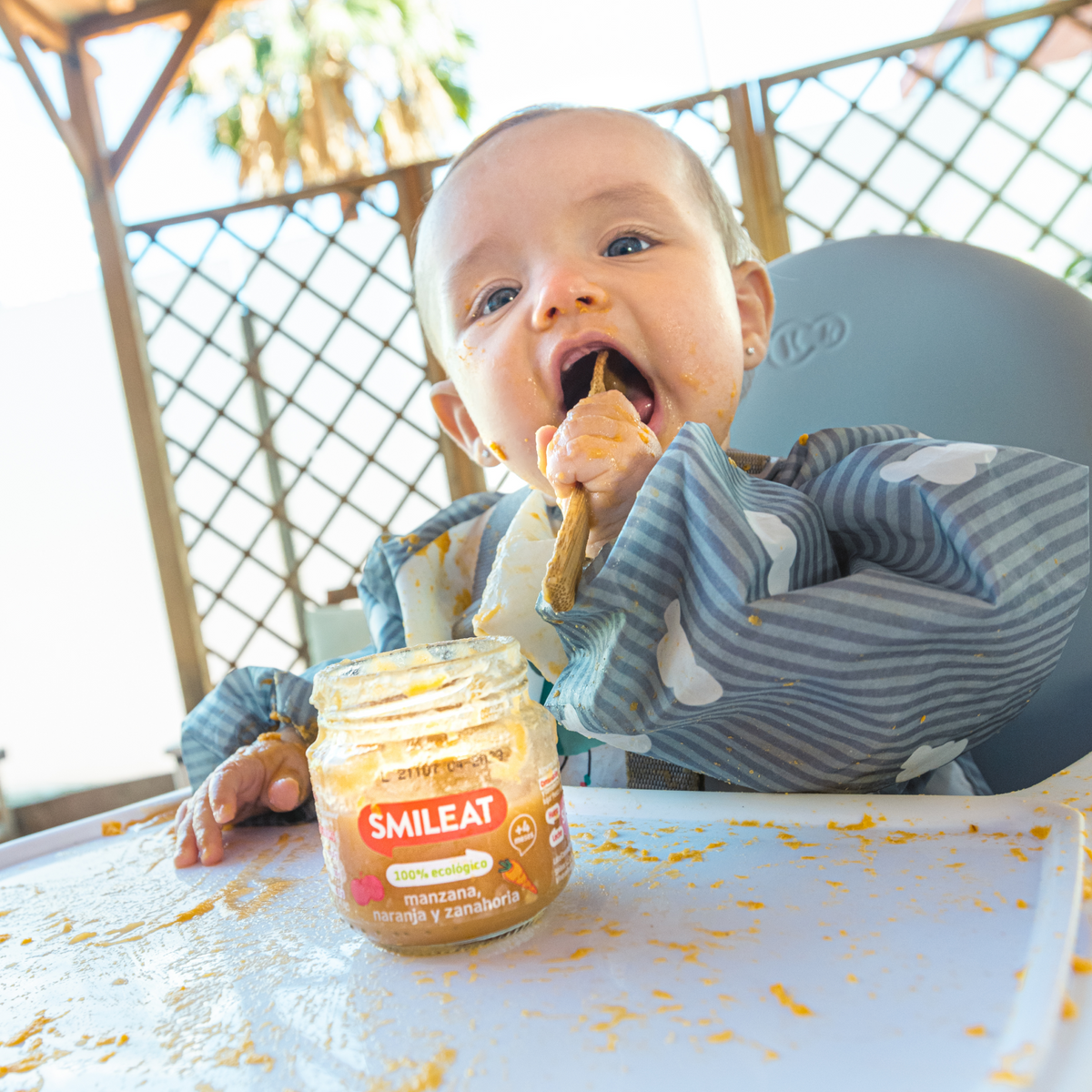 baby eating a small jar of apples and oranges