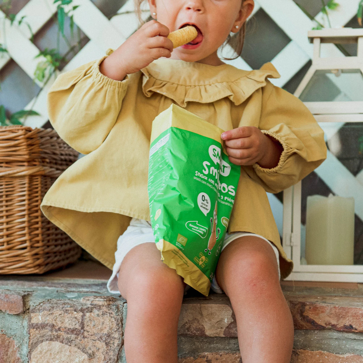 baby eating apple and banana smilitos