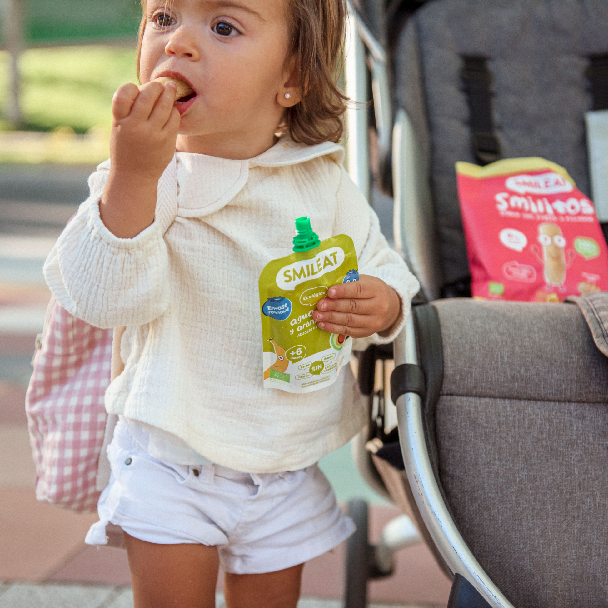 bebé comiendo un pouch de aguacate y arándanos
