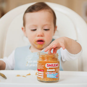 bebe comiendo tarrito de estrellitas con tomate