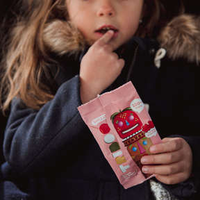 niño comiendo un snack de fresa y manzana